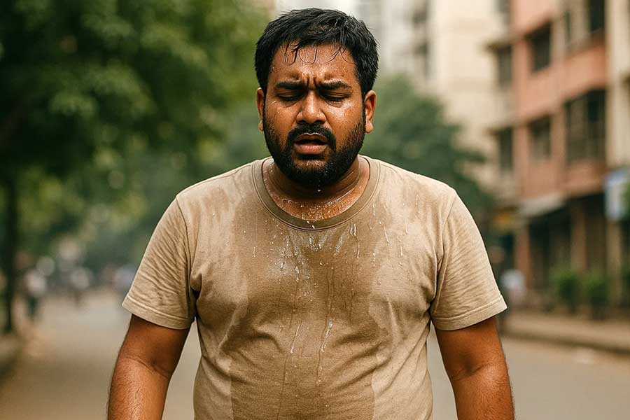 অল্প হাঁটাচলাতেই ঘেমে স্নান? জেনে নিন রেহাই পাওয়ার সহজ উপায়