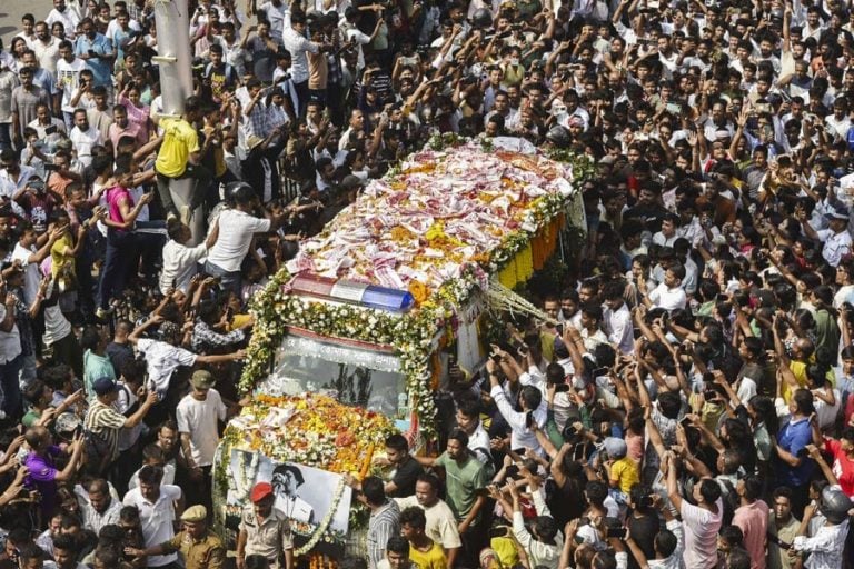 গুয়াহাটিতে ফিরল জুবিনের দেহ, বিমানবন্দরে কফিন আঁকড়ে কান্নায় ভেঙে পড়লেন স্ত্রী
