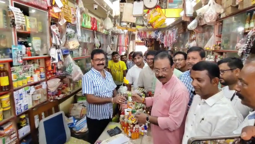 সংসদ রাজিব ভট্টাচার্যের উপস্থিতিতে মহারাজগঞ্জ বাজারে জিএসটি বিষয়ে সচেতনতা কর্মসূচি